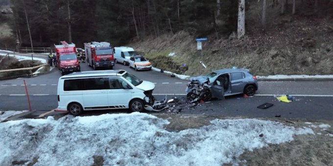 Incidente stradale in Svizzera: traffico rallentato per tre ore a Plaffeien