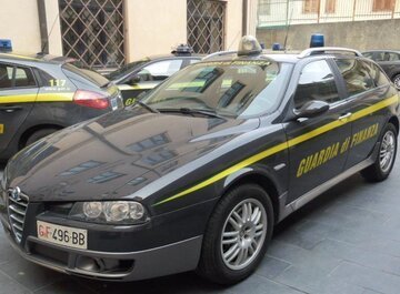 CONFINE Como, scoperta una fabbrica di borse e vestiti contraffatti. Denunciati tre italiani