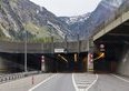 Gottardo, 20 chilometri di coda e 3 ore d'attesa: le 4 alternative per non restare fermi al portale nord