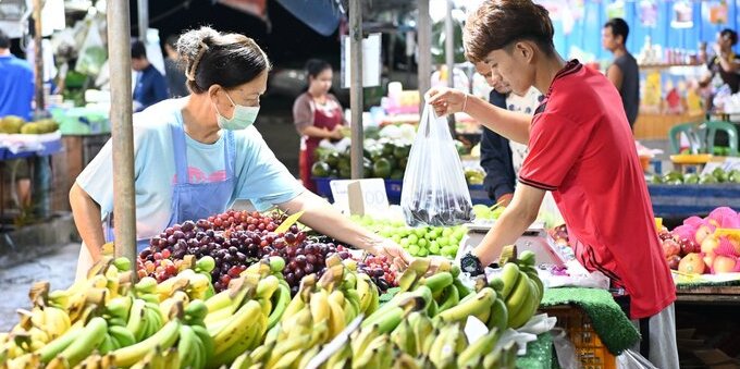 Mercati italiani di confine: 5 mete dove i ticinesi fanno la spesa (e sul carrello giusto si risparmia fino al 50%, con il franco che nel 2026 gioca a favore)