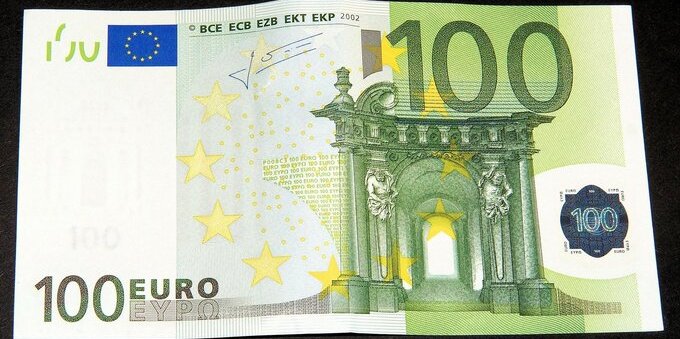 Nuove banconote da 100 e 200 euro. Come riconoscere quelle false?