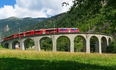 Il Trenino Rosso del Bernina parte da Lugano: quanto costa davvero la gita sul treno panoramico patrimonio UNESCO (dai 62 CHF con l'abbonamento ai 169 senza)
