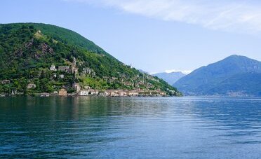 Morcote, il borgo più bello della Svizzera è a 20 minuti da Lugano in battello: parco botanico gratuito, chiesa medievale e pranzo sul lago — ecco quanto si spende davvero