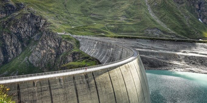 Crisi energetica, in arrivo un mega centro solare sulla diga nei Grigioni al confine con l'Italia