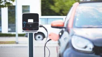 Auto e furgoni elettrici aumentano sempre di più. Ma la CO2 diminuisce veramente? I dati