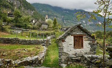 Quanto costa davvero comprare un rustico in Ticino nel 2026: dai 110'000 CHF del rudere in valle ai 1'300 al metro quadro per riattarlo