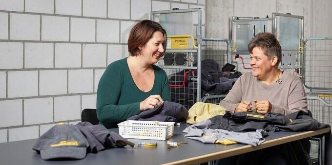 Buone pratiche: la politica del riuso che la Posta applica a divise, autobus e cassette