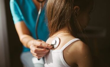 Premi di cassa malati 2027: l'aumento medio si ferma al 3,7%, ma in Ticino resta il nodo dell'«effetto di recupero» (e i 4 modi per pagare meno)