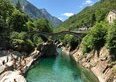 La Verzasca è vittima del suo successo: quanto costa davvero una giornata alle «Maldive svizzere» (dal posteggio da 12 CHF al salto di 007 da 195)