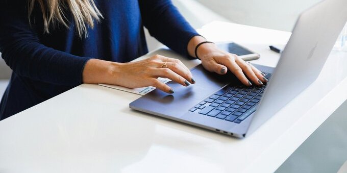 Permessi di lavoro in Ticino, dal 3 agosto la domanda si fa solo online: cosa cambia per frontalieri e datori di lavoro