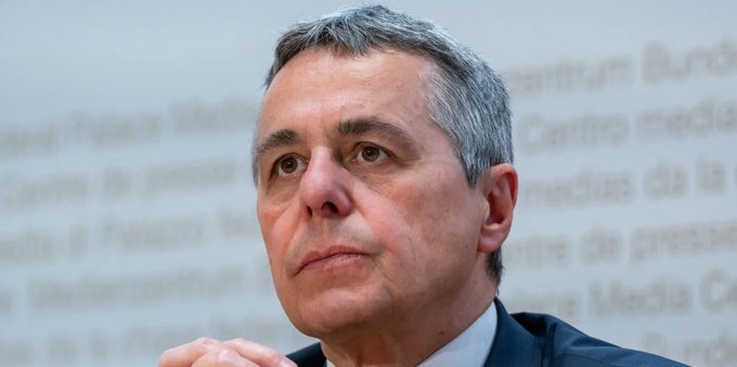 Il dibattito sulla dimissione dei consiglieri federali svizzeri si fa acceso