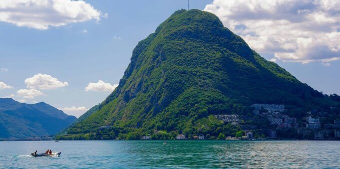 Monte San Giorgio, la montagna dei fossili di 240 milioni di anni: cosa vedere in una gita e quanto costa davvero (dal museo di Meride a 12 CHF)