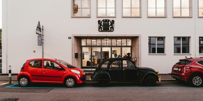 Importare un'auto in Svizzera dall'Italia: la guida in 6 passi (quanto costa davvero tra IVA, imposta e collaudo)