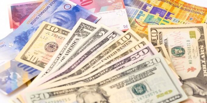 I missili su Kiev rafforzano il dollaro: toccata la parità con il franco