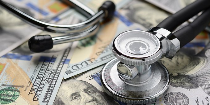Assicurazione sanitaria obbligatoria: nuove misure per contenere i costi