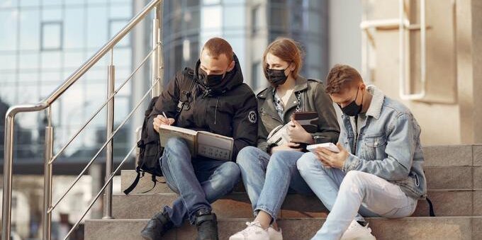 Ma quale Covid: a preoccupare i nostri ragazzi adesso è il prezzo della benzina. Ecco perché