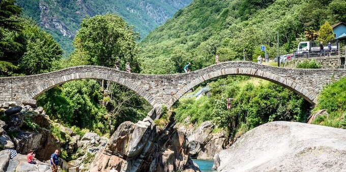 Verzasca, il fiume più fotografato della Svizzera preso d'assalto: quanto costa davvero una giornata alle acque smeraldo (dai 12 CHF di parcheggio ai 195 del salto di 007)
