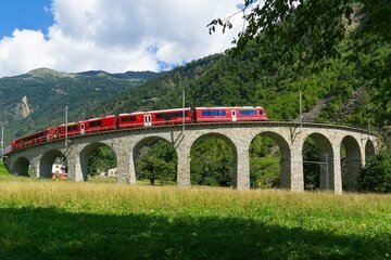 Il Trenino Rosso del Bernina parte da Lugano: quanto costa davvero la gita sul treno panoramico patrimonio UNESCO (dai 62 CHF con l'abbonamento ai 169 senza)