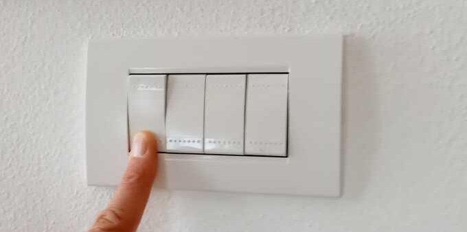 Cala il consumo di energia elettrica in Svizzera. E tra import ed export, il Paese ci guadagna