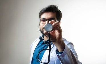 Tetto alla fatturazione dei medici dal 2027: la nuova regola federale che può frenare (o far salire) i premi di cassa malati in Ticino