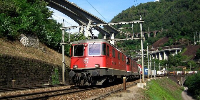 Muoversi in Svizzera costa 117 miliardi l'anno: quanto pesa davvero l'auto sul tuo budget (e i 3 modi per spendere meno)