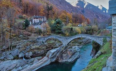 Val Verzasca dal Ticino: 4 itinerari da Lugano e Bellinzona, dai 28 ai 95 CHF a testa (e perché conviene partire prima delle 9)