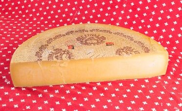 Formaggio d'alpe ticinese, agosto è il mese in cui nasce davvero: 5 alpeggi da scoprire quest'estate (e quanto costa una forma, fino a 57 CHF al chilo)