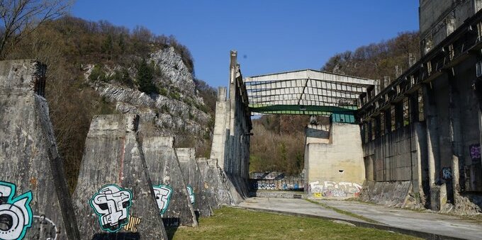 Le Gole della Breggia, il canyon ticinese nato da una fabbrica di cemento: 20 franchi per camminare nel buio delle gallerie che hanno costruito mezza Svizzera italiana