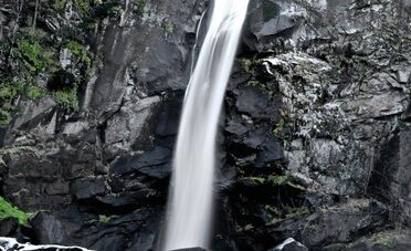 Foroglio, il villaggio svizzero senza elettricità sotto una cascata di 110 metri: cosa vedere in Val Bavona da maggio (e quanto costa davvero un weekend dal Ticino in postauto)