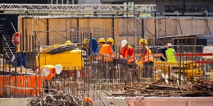 Edilizia: arriva l'accordo tra costruttori e sindacati sul Cnm