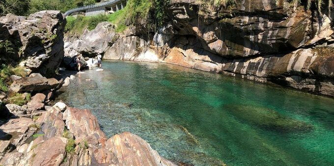 Verzasca, il fiume color smeraldo a mezz'ora da Locarno: cosa vedere in una giornata (e quanto costa davvero, dal posteggio da 12 CHF al salto da 195)