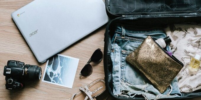 Assicurazione di viaggio per le vacanze: cosa copre davvero la cassa malati all'estero (e i 5 controlli da fare prima di partire)