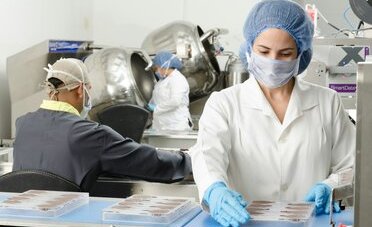 Malcantone in un giorno da Lugano: la fabbrica che sforna 8'000 tonnellate di cioccolato l'anno, il maglio ad acqua e quanto costa davvero la gita