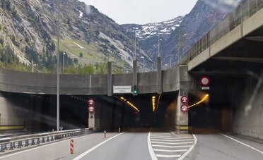 Gottardo, 20 chilometri di coda e 3 ore d'attesa: le 4 alternative per non restare fermi al portale nord