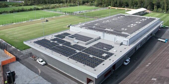 Nei Grigioni entra in funzione il nuovo impianto solare sul tetto del pattinaggio di Coira
