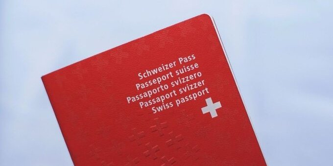 Il passaporto svizzero cambia veste. In arrivo un nuovo design dal 31 ottobre