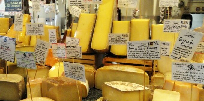 Il formaggio d'alpe ticinese DOP, l'oro che nasce a 2.000 metri: dove assaggiarlo quest'estate e quanto costa davvero (dai 15 franchi la porzione ai 61.50 al chilo)