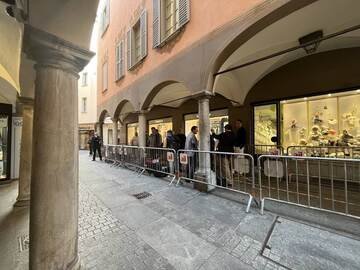 MoonSwatch Moonshine Gold in vendita a Lugano. L'annuncio a sorpresa della Swatch