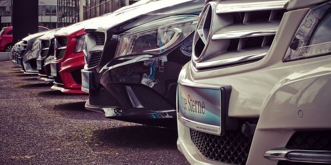 Crisi dell'industria delle auto, in Svizzera: a luglio tengono solo ibride ed elettriche