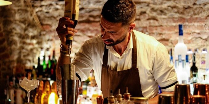 Lavoro estivo per i giovani in Ticino: la guida in 7 punti, da quanto puoi guadagnare ai contributi che ti trattengono (e la regola sul salario minimo che in pochi conoscono)