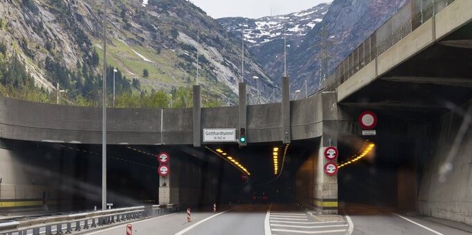 Gottardo, 20 chilometri di coda e 3 ore d'attesa: le 4 alternative per non restare fermi al portale nord