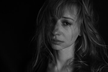 Donne in cerca di aiuto: ma per le vittime di violenza ci sono sempre meno soldi