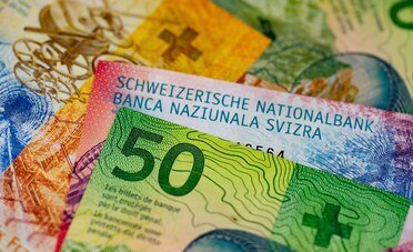 Euro-franco a 0,9252 dopo il minimo sotto 0,92: la crisi politica in Francia tiene forte il franco prima di Fed e BCE