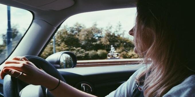 Caro energia: consigli utili per risparmiare alla guida dell'auto