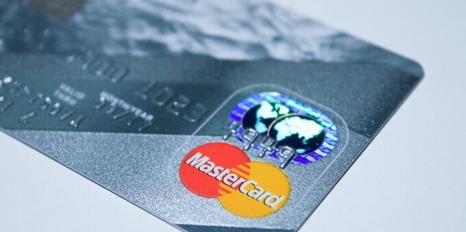 Pagamenti digitali con carte di credito e bancomat: da oggi scatta l'obbligo in Italia