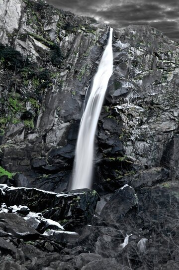 Foroglio, il villaggio svizzero senza elettricità sotto una cascata di 110 metri: cosa vedere in Val Bavona da maggio (e quanto costa davvero un weekend dal Ticino in postauto)