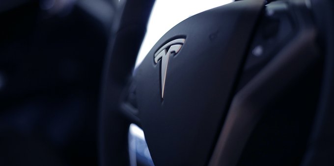 Il crollo di Tesla in borsa: tutta colpa di Twitter o forse c'entra la paura del Covid?