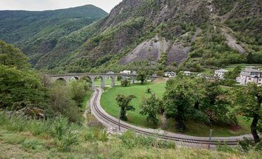 Il Trenino Rosso del Bernina, la ferrovia UNESCO che parla italiano: 5 fermate da non perdere (e quanto costa davvero la gita nel 2026)