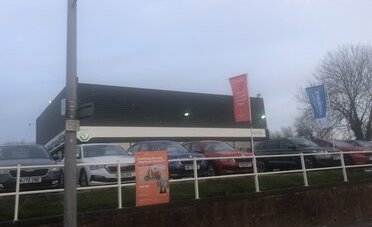 Cembra compra il credito auto di Santander: 800 milioni di portafoglio e utile in crescita, cosa cambia per chi finanzia l'auto in Ticino