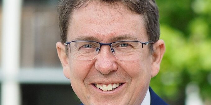 Dal parlamento alle auto: Albert Rösti verso la presidenza di Auto-Schweiz